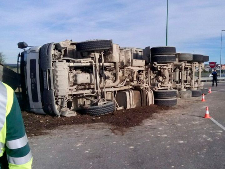 Herido el conductor de un camión volcado en la rotonda de acceso a Cortes