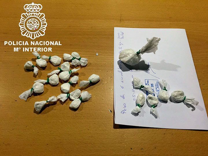 Pillan a un traficante a pequeña escala con 27 gramos de cocaína y 13.000 euros