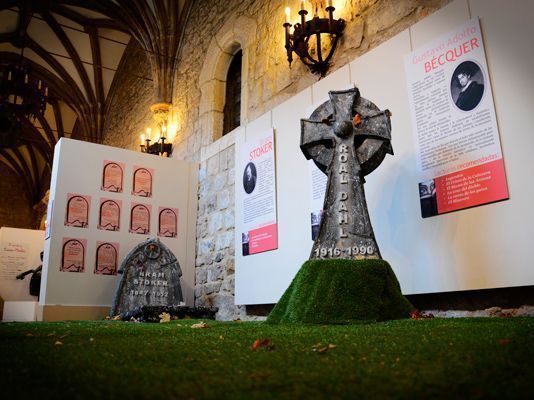 Brujas, monstruos y vampiros acampan en el Monasterio de San Juan