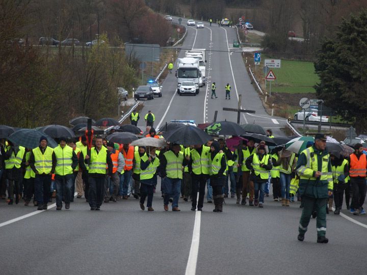 La Plataforma de la N-I vuelve a sacar sus cruces negras a la carretera