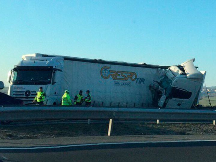 Dos heridos en una colisión entre dos camiones en La Puebla de Arganzón