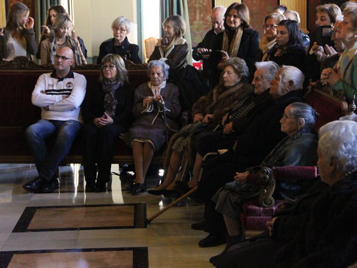 Burgos ofrece un sentido homenaje a sus 82 vecinos centenarios