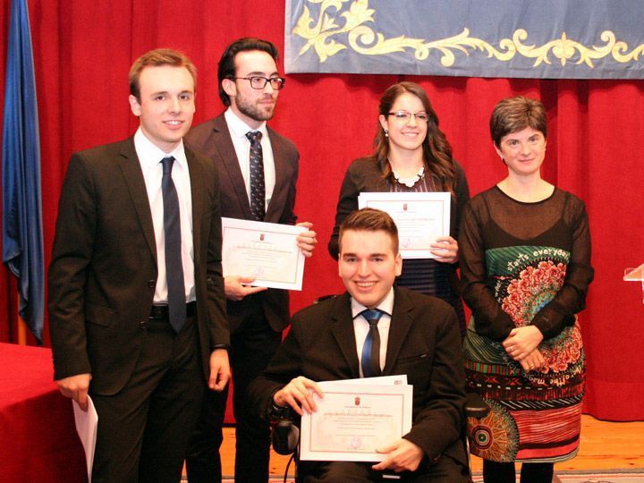 El equipo Bellum Iustum, vencedor de la III Liga de Debate Universitaria