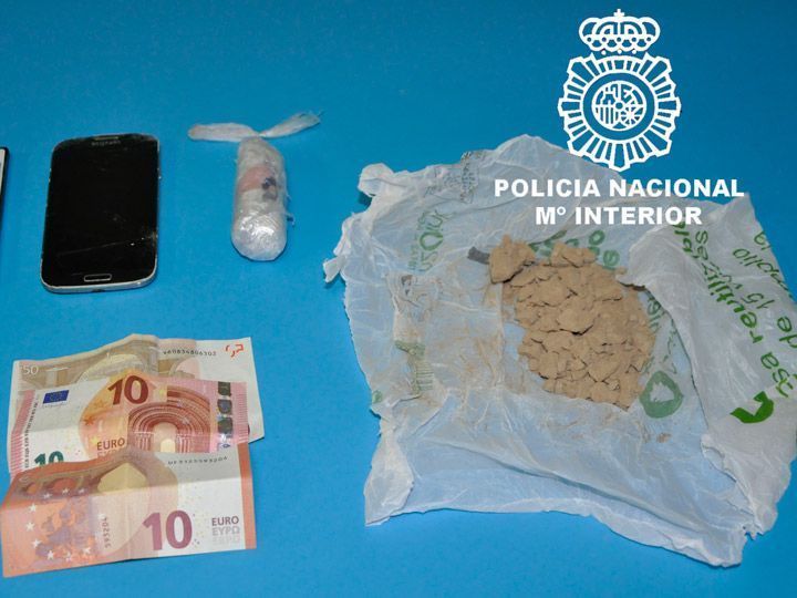 La Policía detiene a una pareja de traficantes con 111 gramos de heroína