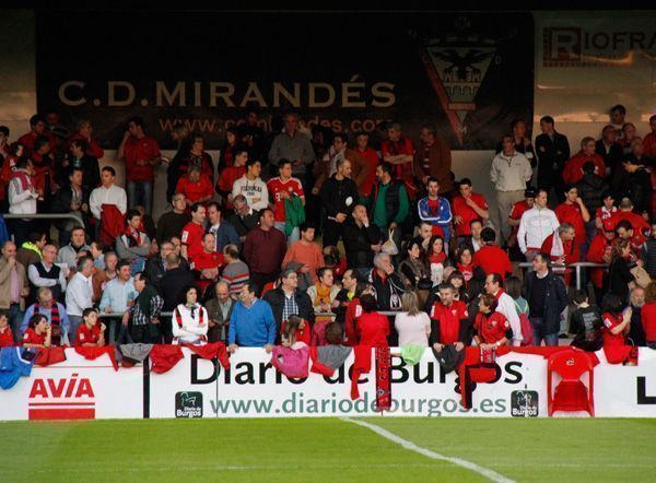 El Mirandés, sancionado por “cánticos ofensivos contra la Policía”