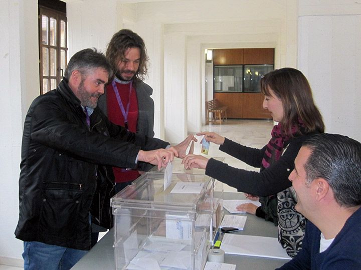 Vila pide a los burgaleses que voten “con una sonrisa y con memoria”