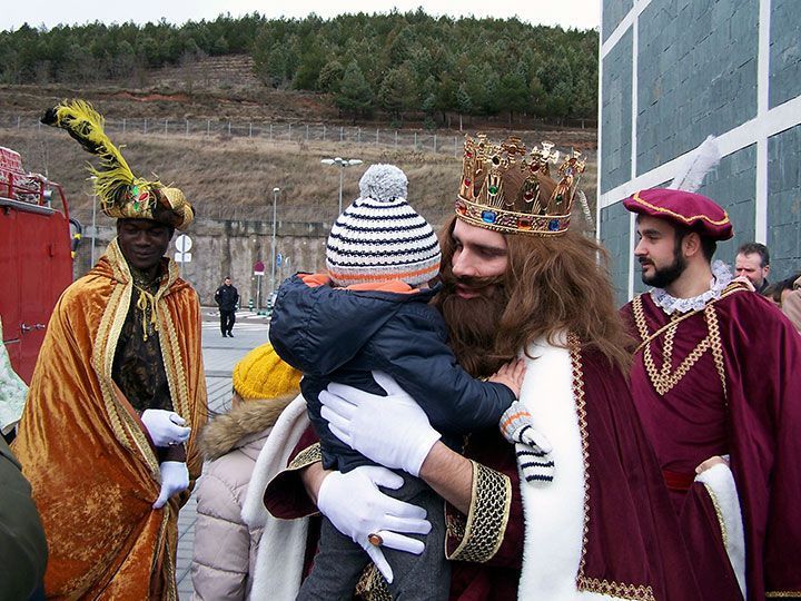 Los Reyes visitan a los niños que pasarán la noche en el HUBU