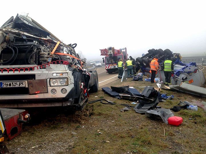 Herido un camionero tras volcar con mercancía peligrosa en Las Quintanillas