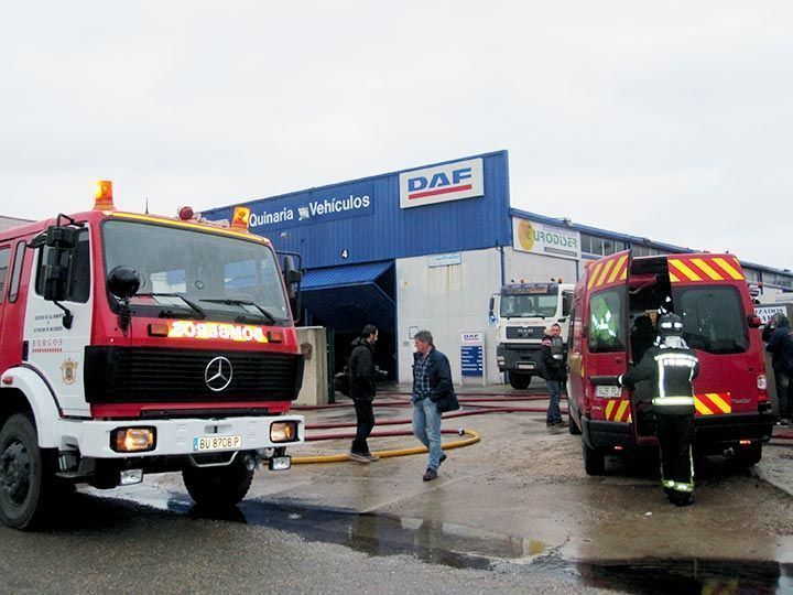 Un incendio calcina varios vehículos industriales en el taller de DAF