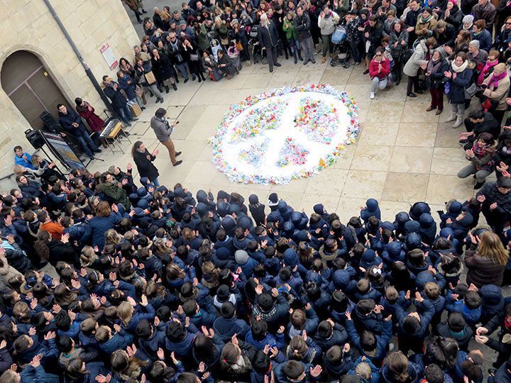 Mil grullas piden la paz en el mundo desde la Catedral