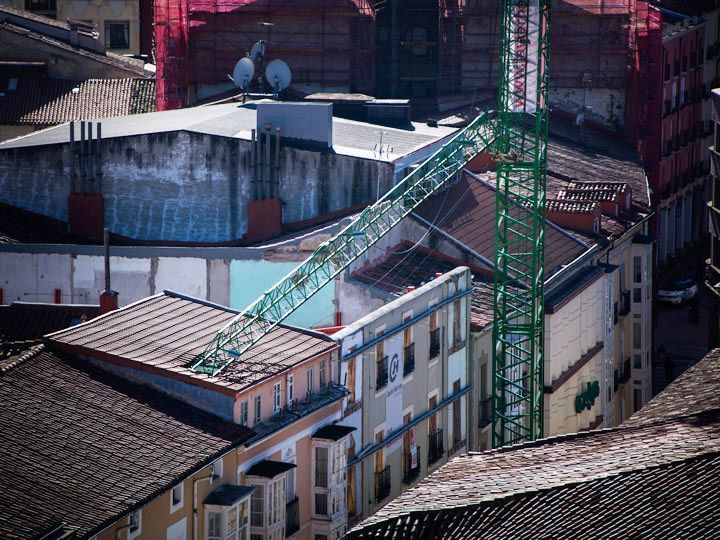 Una grúa de obra cae sobre un tejado y obliga a cortar Almirante Bonifaz