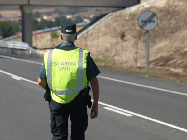 Conduce sin carné y le pillan tras cometer una infracción