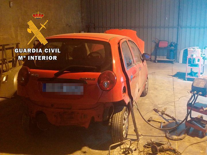 El Seprona desmantela un taller clandestino de reparación de coches