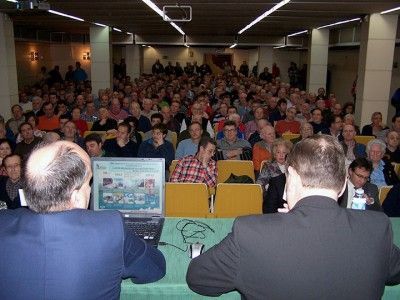 El salón de actos se quedó pequeño para escuchar la charla de Pedro Medina. IAC