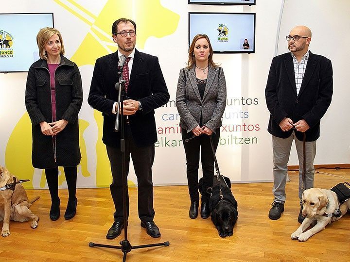 Nueve perros guía burgaleses celebran el 25 aniversario de su Fundación