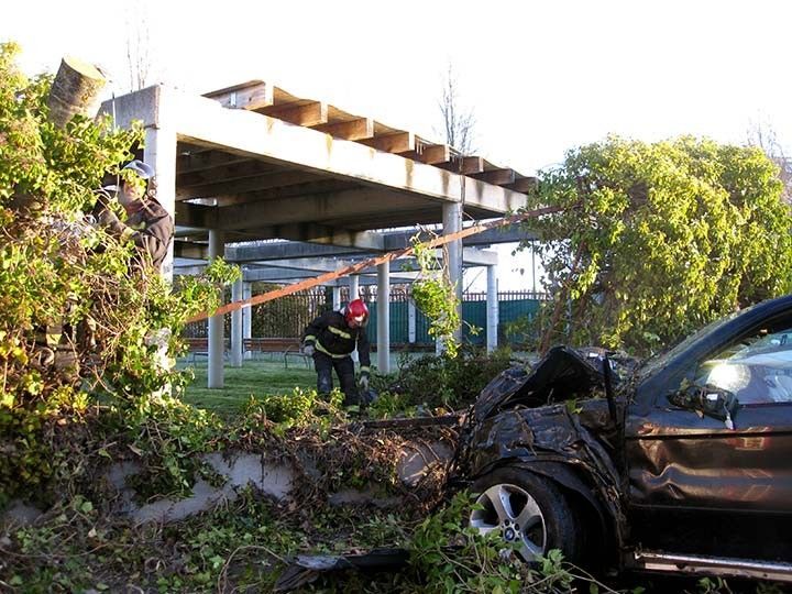 Espectacular accidente en la rotonda de San Amaro, y sin heridos