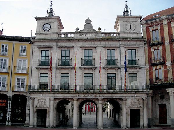 PSOE plantea utilizar las ayudas a empleados para reajustar el salario de laborales