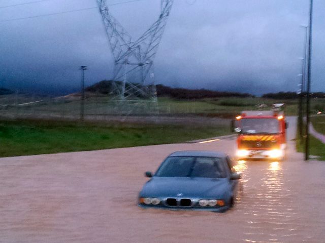 Rescate “curioso” de los bomberos a un conductor atrapado en Villatoro