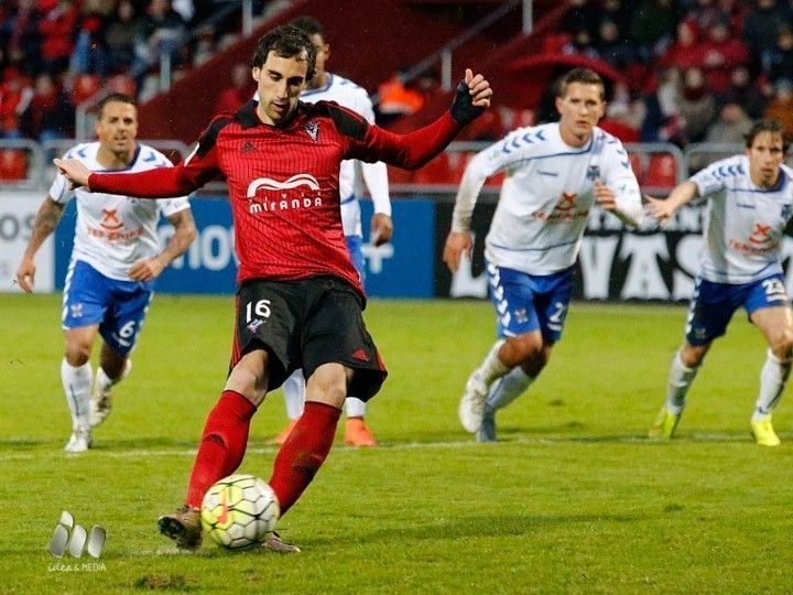 1-2. El Tenerife rompe la racha del Mirandés