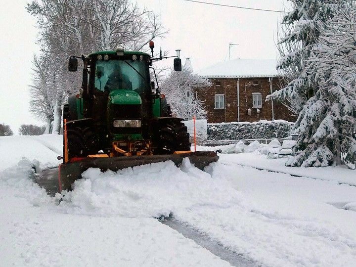 La nieve mantiene cerrados tres tramos de carretera en la provincia