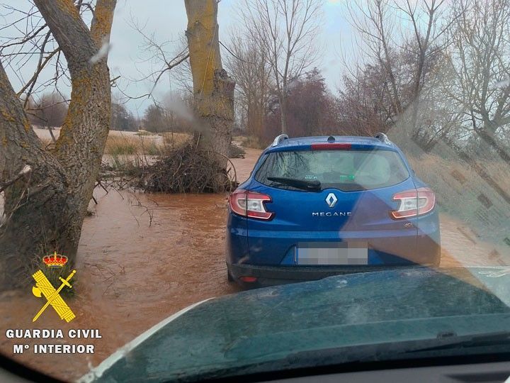 Dos rescates de vehículos atrapados por la crecida del río Arlanza