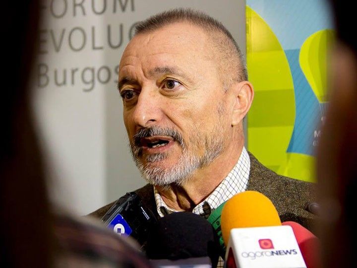 Pérez-Reverte se contiene “para no dar facilidades a estúpidos y manipuladores”