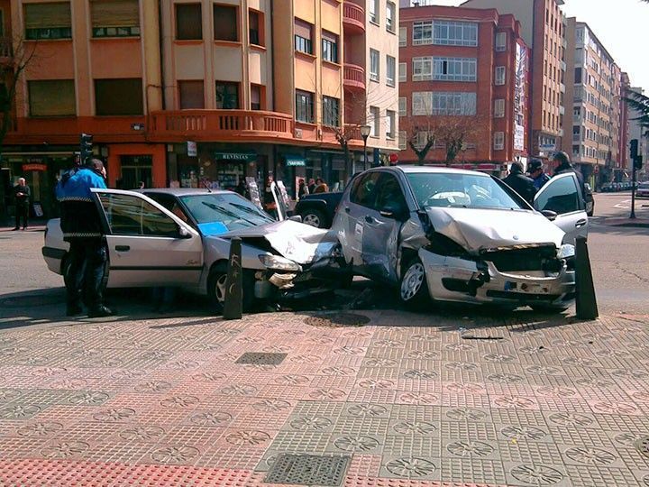 Dos heridos leves en una fuerte colisión en la Avenida del Cid