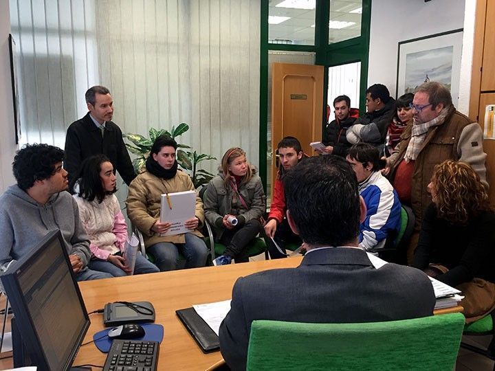 La cooperativa de alumnos ‘La huerta al natural’ visita Cajaviva Caja Rural