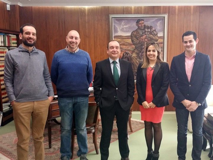 La nueva directiva de AJE presenta sus proyectos ante Cajaviva Caja Rural