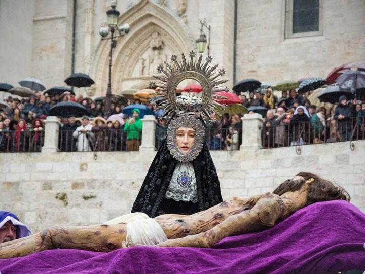 La lluvia marca el desenclavo del Cristo muerto en la Catedral