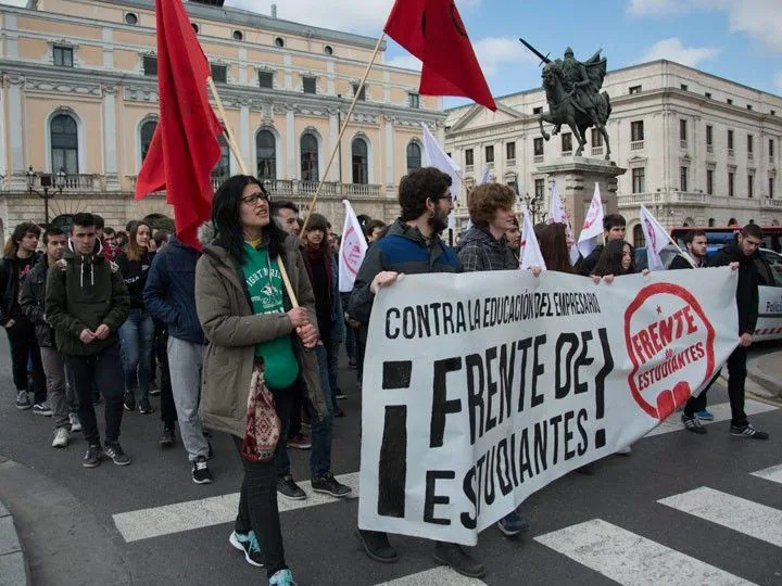 Los estudiantes protestan contra la “privatización” de la Educación