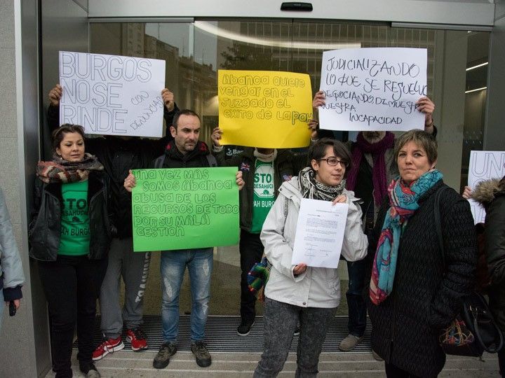 Abanca retira las denuncias presentadas contra la PAH por ocupar las oficinas