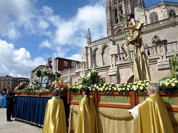 La Virgen de la Alegría y Cristo Resucitado dan esperanza a los burgaleses