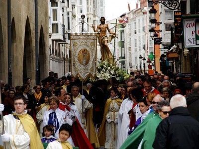 Los burgaleses han acompañado a Cristo Resucitado en paseo por las calles. BC