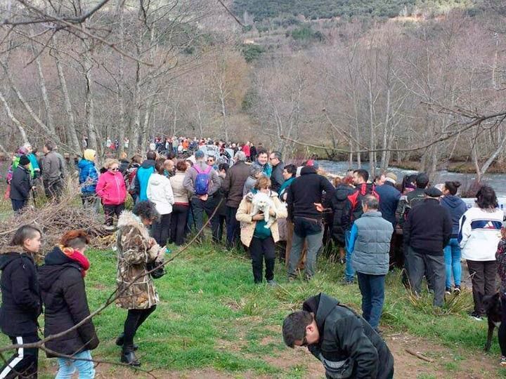 Cerca de 300 personas piden el arreglo del puente de Robredo