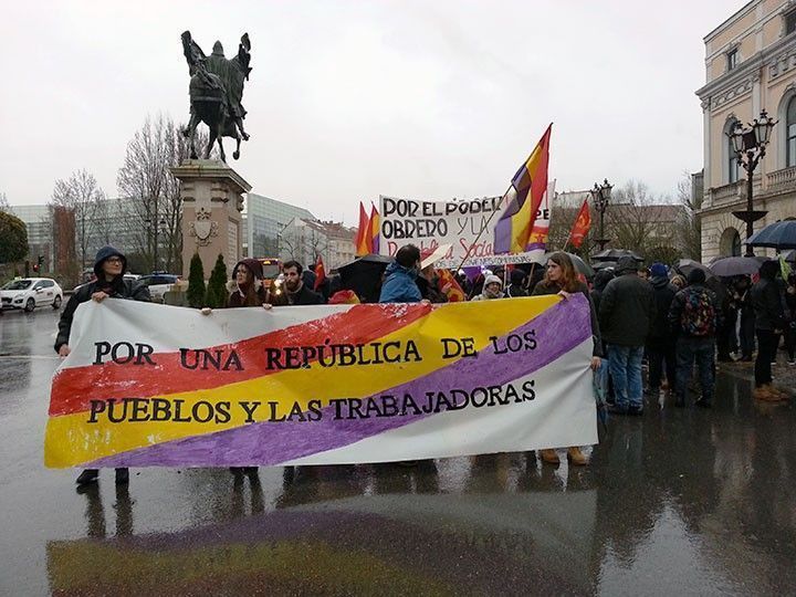 Más de un centenar de republicanos desafían a la luvia anhelando la 3ª República