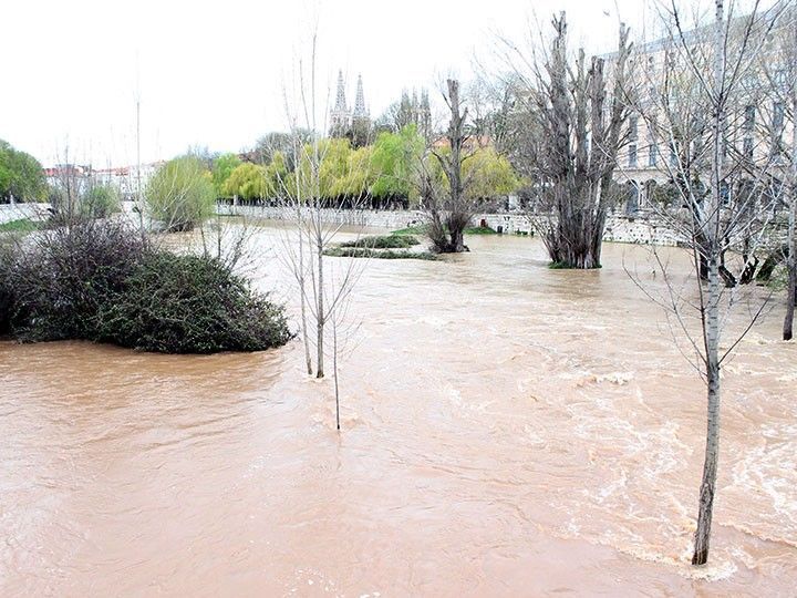 El Arlanzón duplica su caudal habitual y entra en fase de alerta en Burgos