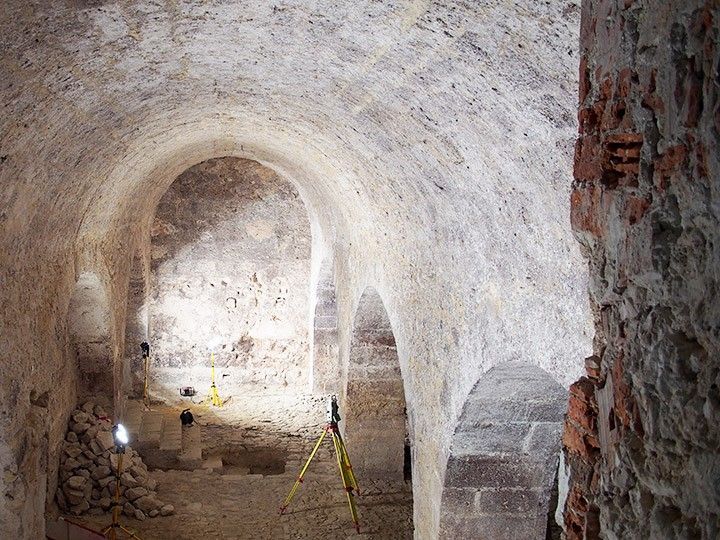 Trece personas rehabilitan la Sala de Los Monjes para hacerla visitable