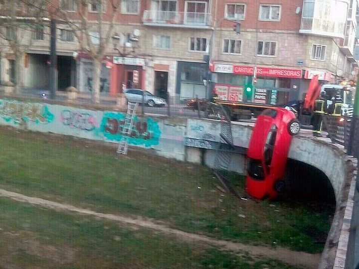 Un vehículo queda ‘colgado’ del puente de la Autovía de Ronda en un accidente sin víctimas