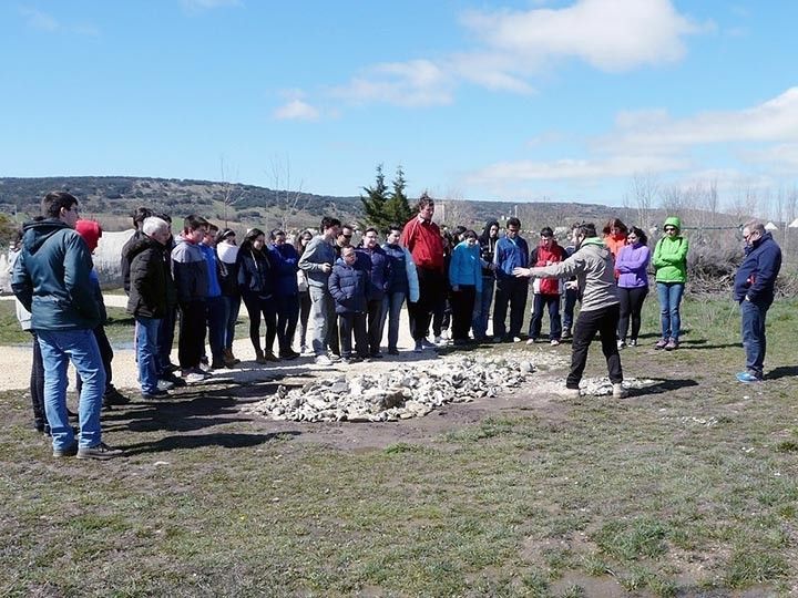 Sesenta alumnos del López de Mendoza y Aspanias limpian la sierra de Atapuerca