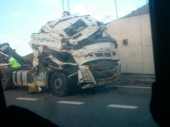 Un fallecido y un herido tras un espectacular accidente de camión en la AP-1