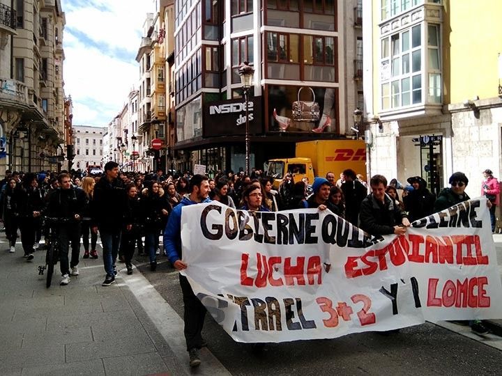 Alrededor de 200 alumnos salen a la calle para apoyar la lucha estudiantil