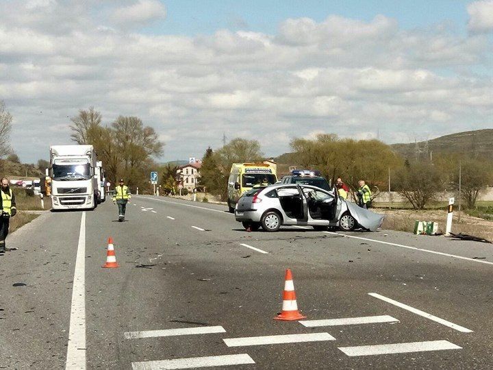 Dos heridas en la colisión entre un turismo y un camión en Monasterio de Rodilla