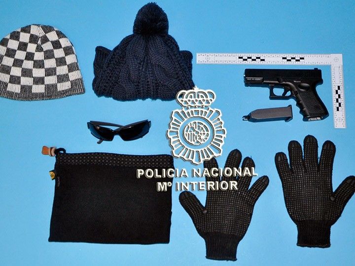 Dos detenidos por robar en supermercados utilizando navaja y pistola