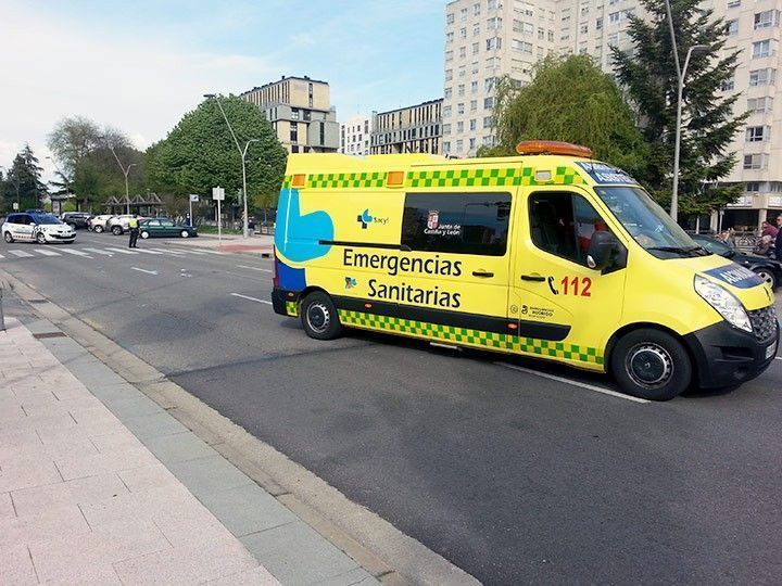 Herida una ciclista de 15 años tras ser atropellada por un coche en Reyes Católicos