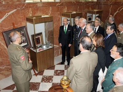 Mayoral explica el significado de unas de las obras de la exposición. IAC