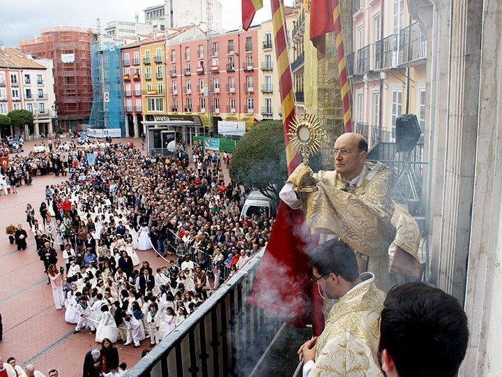 El Corpus Christi y la lluvia firman una tregua en favor de centenares de feligreses