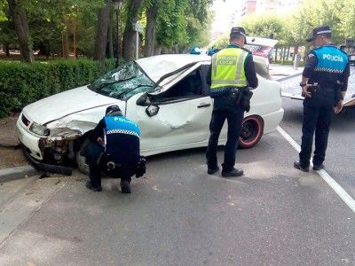 El vehículo fue dado la vuelta con ayuda de una grúa. BC