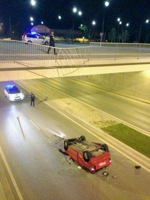 El coche cayó desde una altura de cinco metros. BC