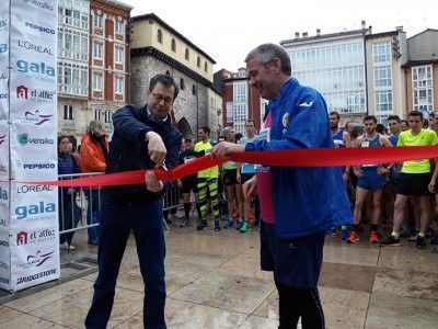 Kepa Hernández (Bridgestone) y Jorge Simón (Cáritas) han cortado la cinta. PCR